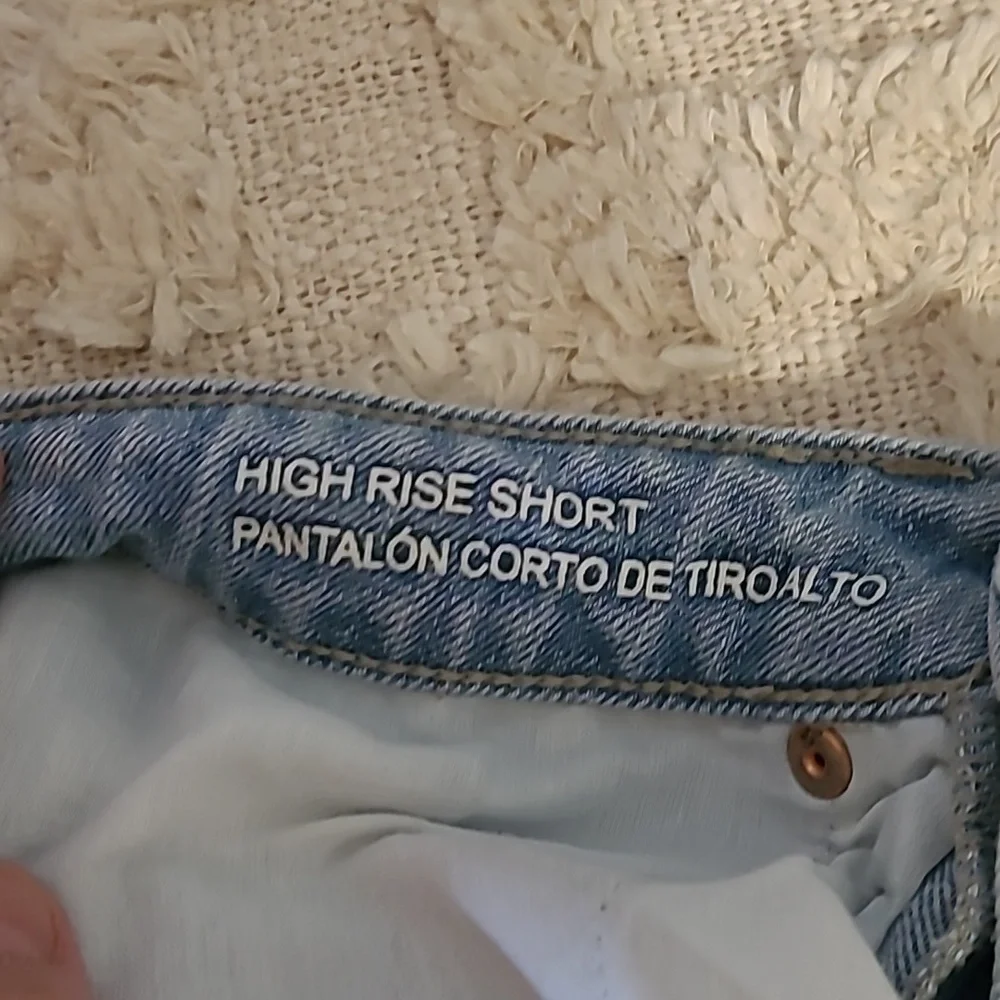 ☀️High-rise button up jean shorts ✨️ light wash✨️ like new! Size 2 - Picture 7 of 7